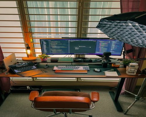 Suasana meja kerja yang rapi dan ergonomis